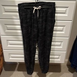 Vuori Performance Jogger- black camo